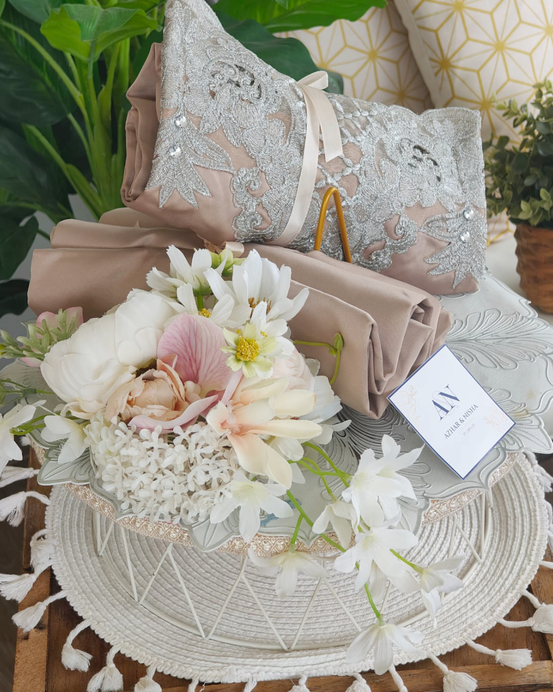 CLASSIC BLOOM WOODEN BASE WEDDING GIFT TRAY (GUBAHAN)