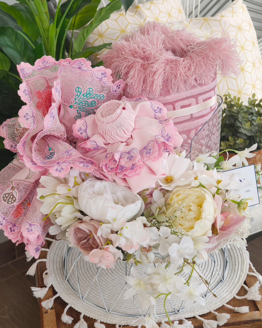 CLASSIC BLOOM WOODEN BASE WEDDING GIFT TRAY (GUBAHAN)