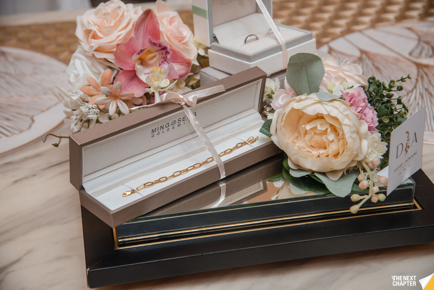 BLACK MIRRORED-BASE WEDDING GIFT TRAY (GUBAHAN)