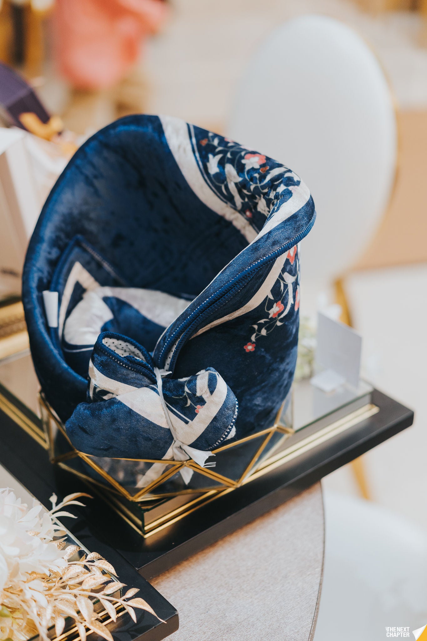 BLACK MIRRORED-BASE WEDDING GIFT TRAY (GUBAHAN)