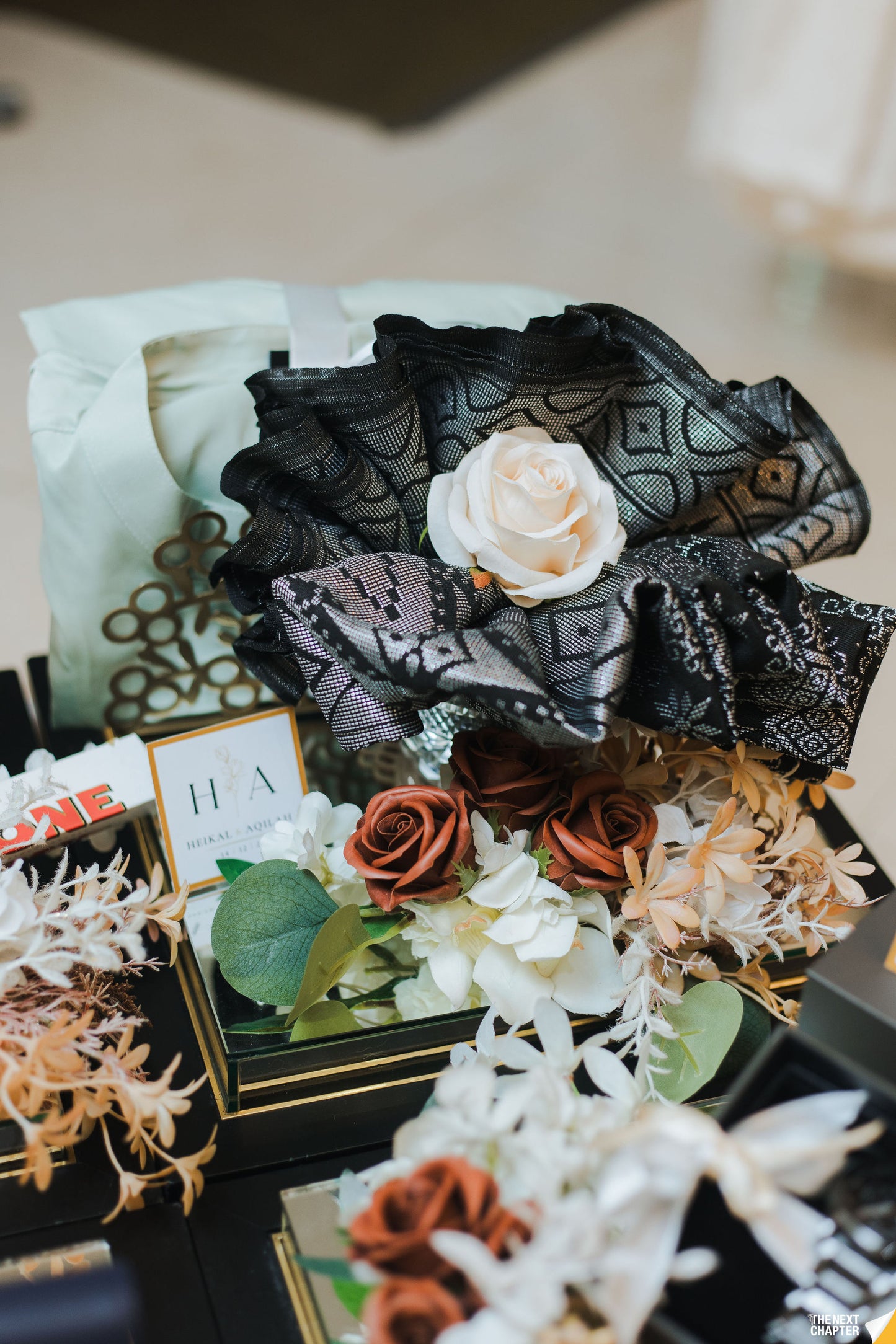 BLACK MIRRORED-BASE WEDDING GIFT TRAY (GUBAHAN)