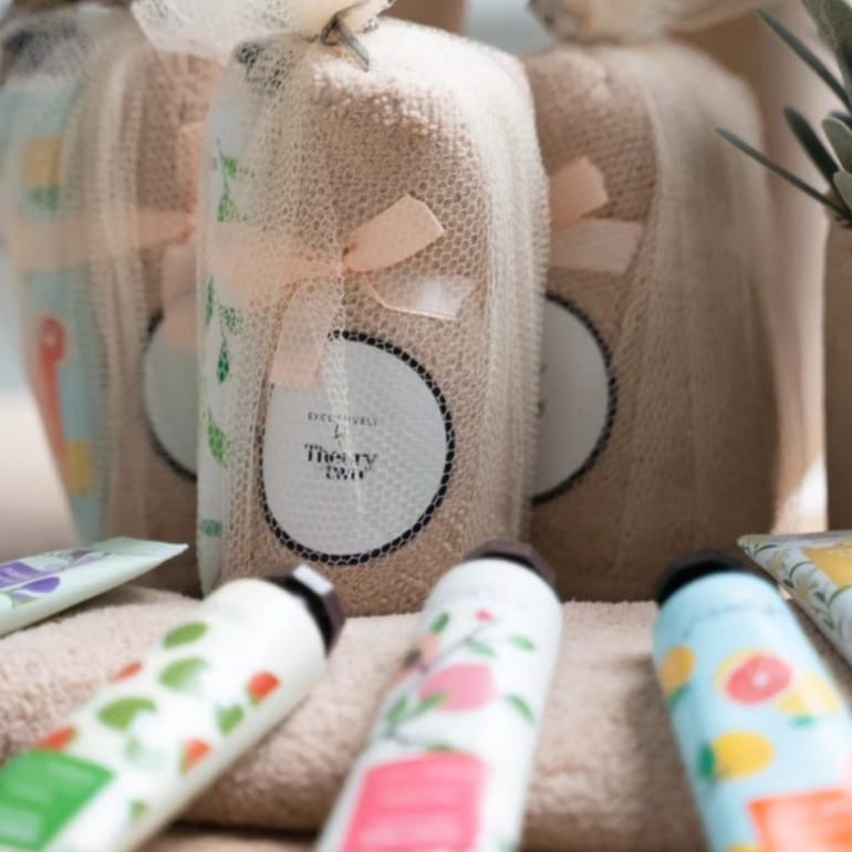 MICROFIBER TOWEL AND HAND LOTION SET 