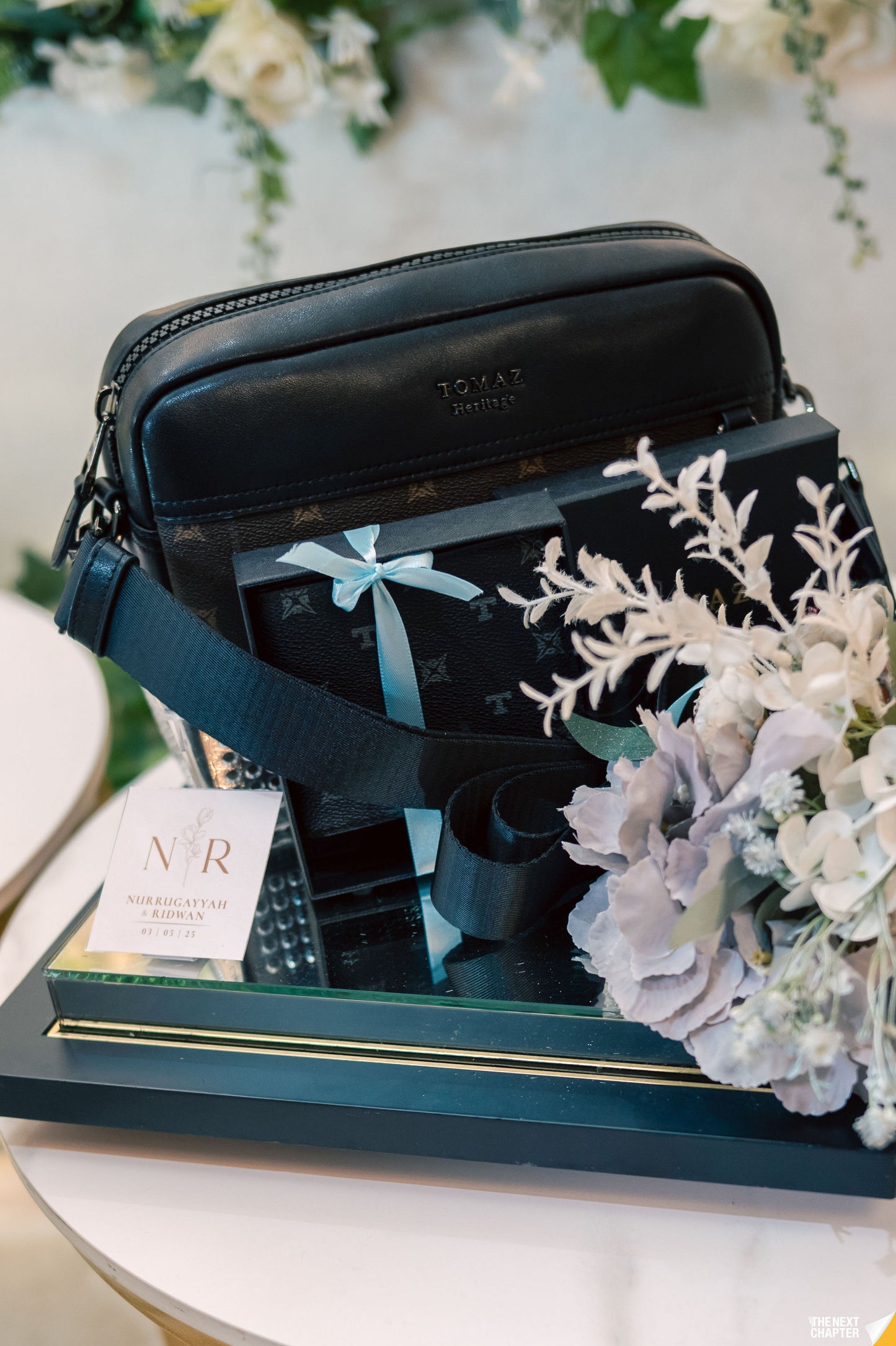 BLACK MIRRORED-BASE WEDDING GIFT TRAY (GUBAHAN)